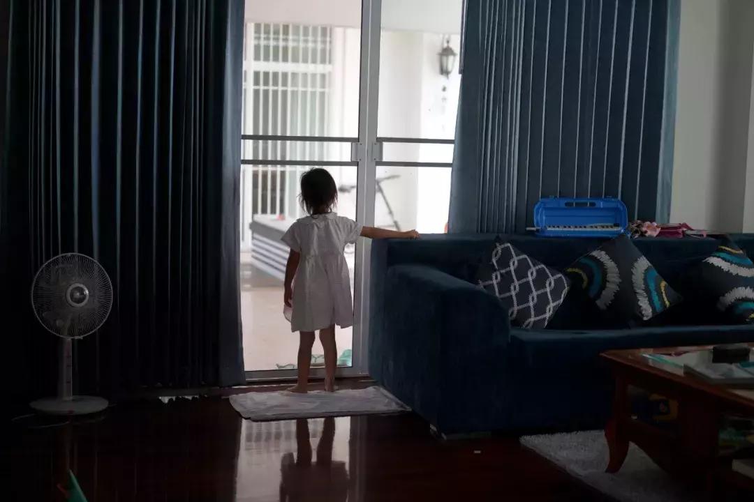 为了娃上学搬到城里,为了孩子全家去泰国读书