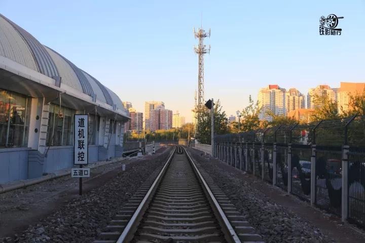 火车来了行人车辆请注意安全,行人车辆请注意火车就要来了