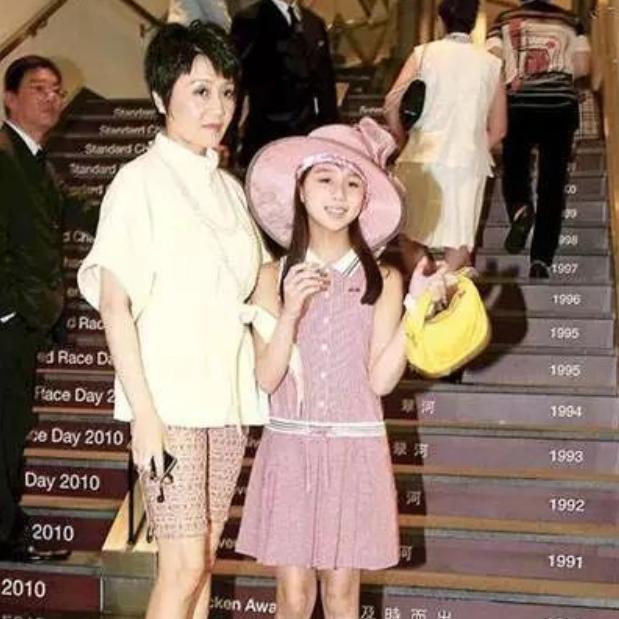 叛逆千金何超盈：未婚先孕，闪婚小8岁哈尔滨学霸，如今怎样了？