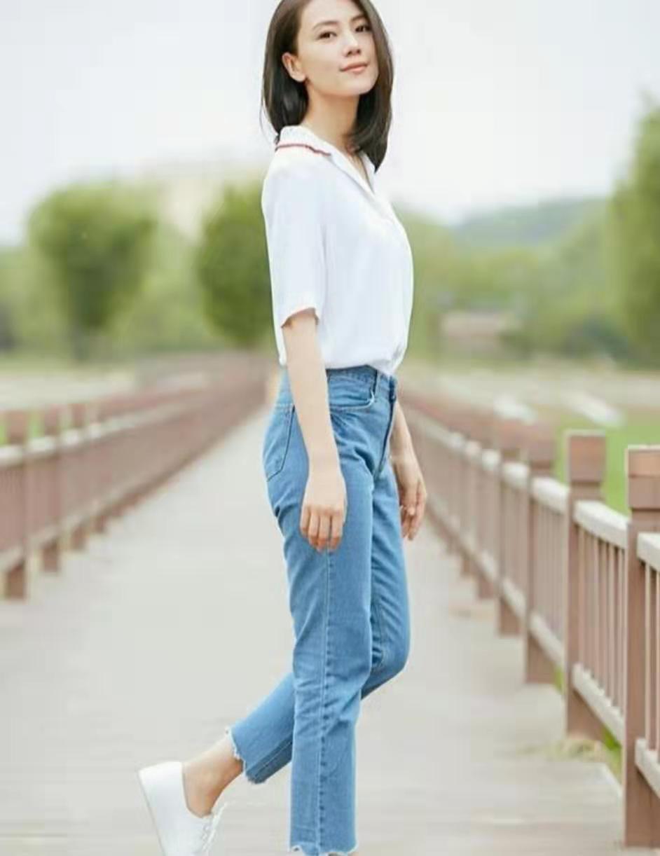 高圆圆穿白色牛仔裤,高圆圆背带裤内搭一件白衬衫减龄
