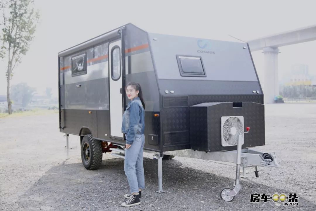 科斯升顶越野拖挂房车,平头轻卡双拓展自行式c型房车