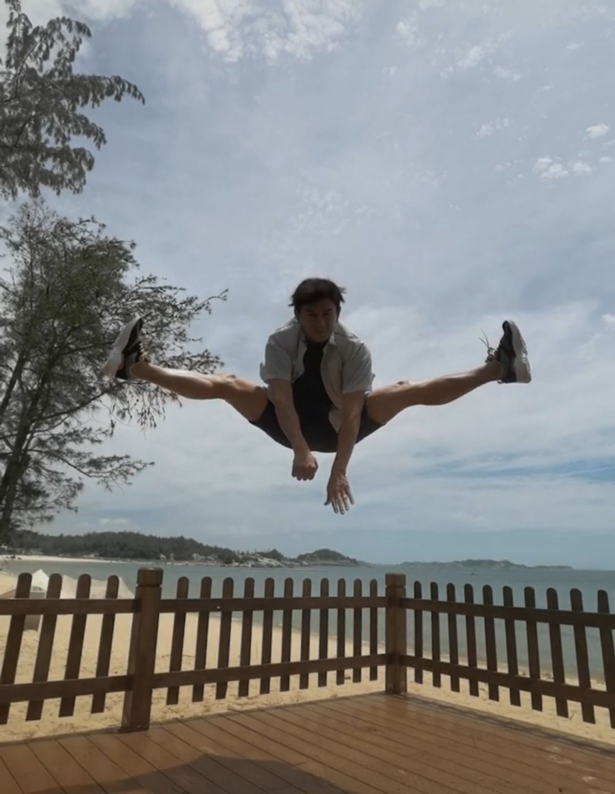 50岁的吴奇隆有多灵巧,52岁吴奇隆空中一字马