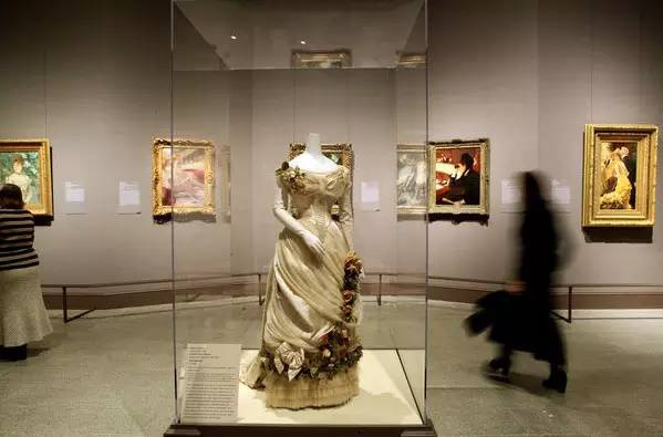 时装之父：曾为“茜茜公主”设计服装，将妻子打造为首个时装模特