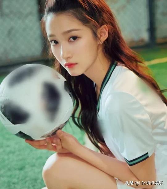 关晓彤化身足球宝贝助力世界杯,关晓彤足球宝贝装