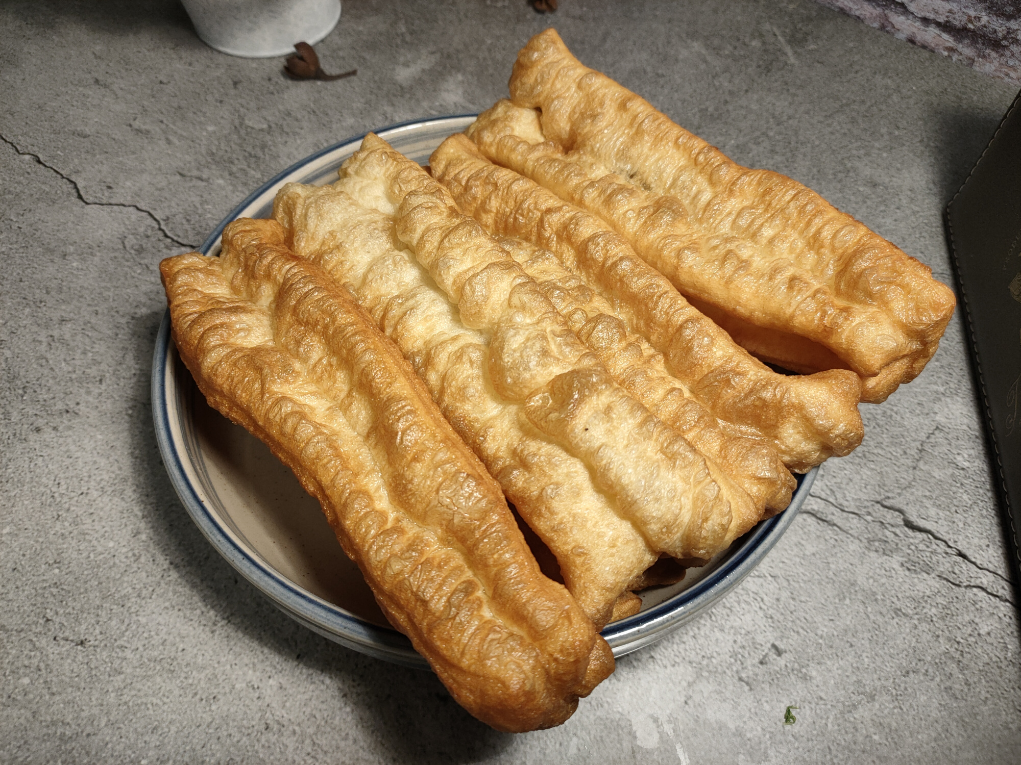 泡打粉炸油条的技巧和配方酥脆,油条怎么炸又酥又脆不用泡打粉