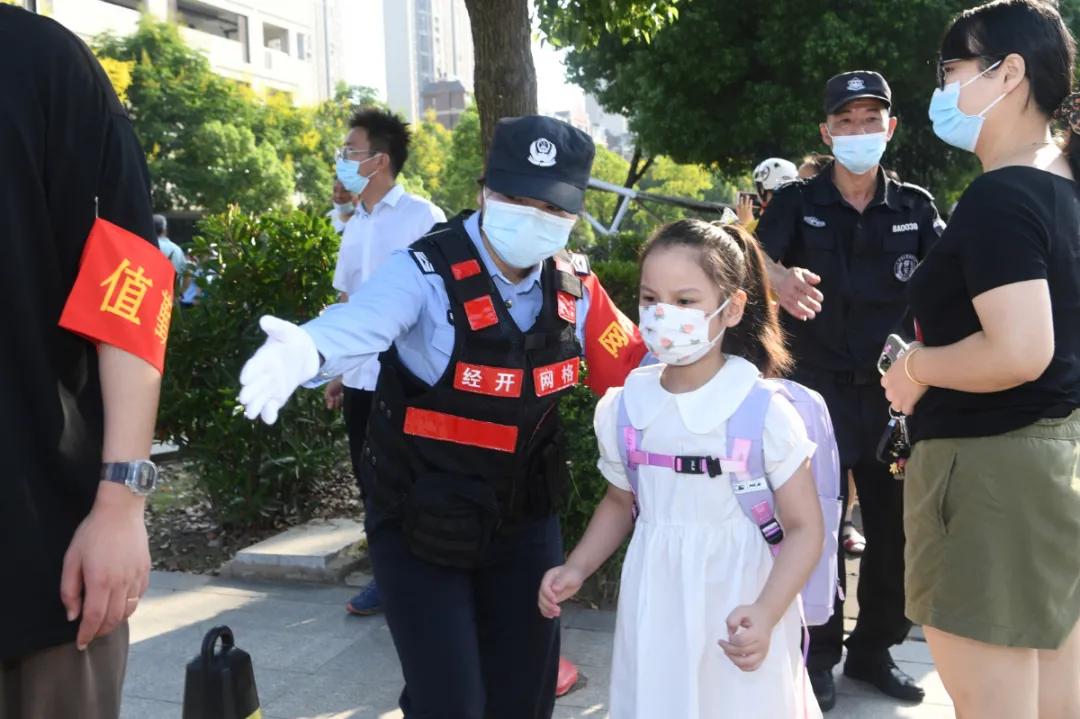 【我为群众办实事】开学“大片”，他们怎会缺席！