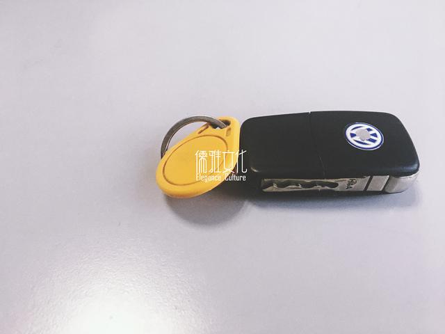 「EDC」突击翻包身边人，信仰大牌的二娃娘