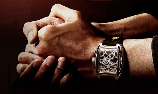 “中国芯”机械表上手，将指针设计成舰载机模样，氙气灯品味出众