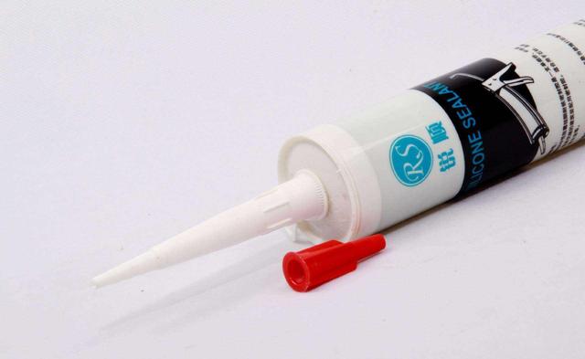 窗户上的玻璃胶有异味怎么处理,软玻璃胶有异味怎么解决