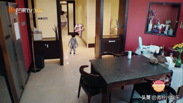 李佳航1岁儿子是个机智boy，徒手挤橙汁，李晟买一块碗89元不嫌贵