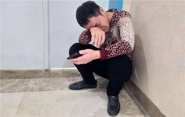 孕妈生孩子孕爸心疼哭,孕妈生下遗腹子公婆突然下跪