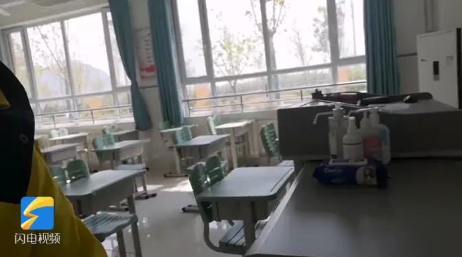 山东一学校食堂火了!一张餐桌4个凳子锁了3个,只容一人孤独地坐着