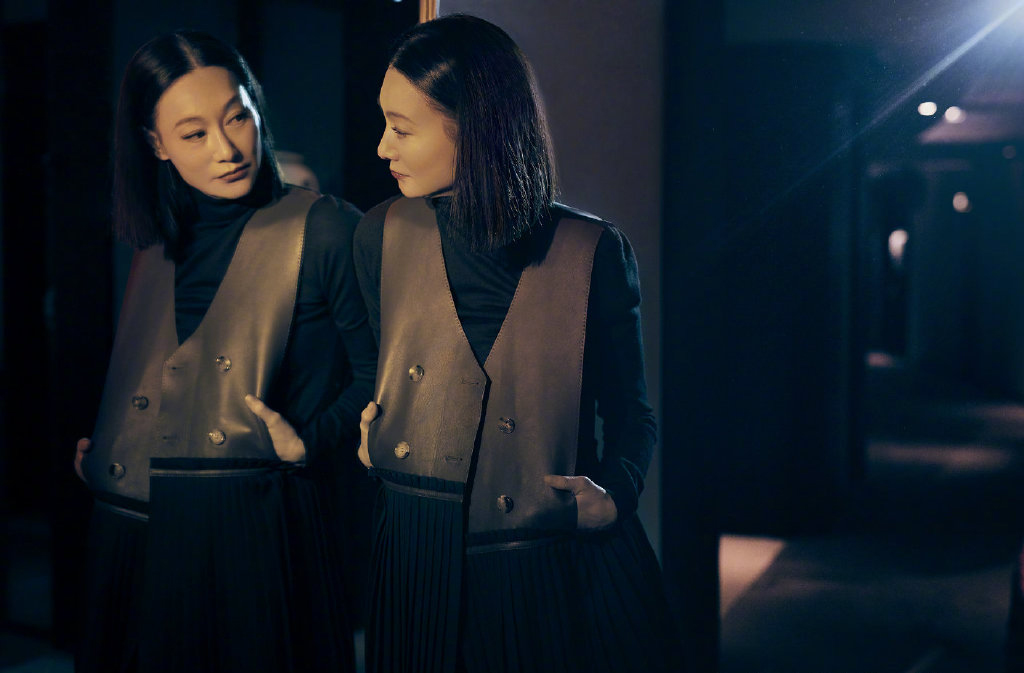 她60岁依旧未婚，穿挂脖层叠雪纺衫配竖纹西装，霸气不失清爽