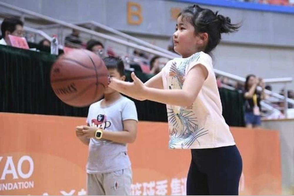 姚明女儿“身高失控”，10岁接近1米7，自家娃该如何追？