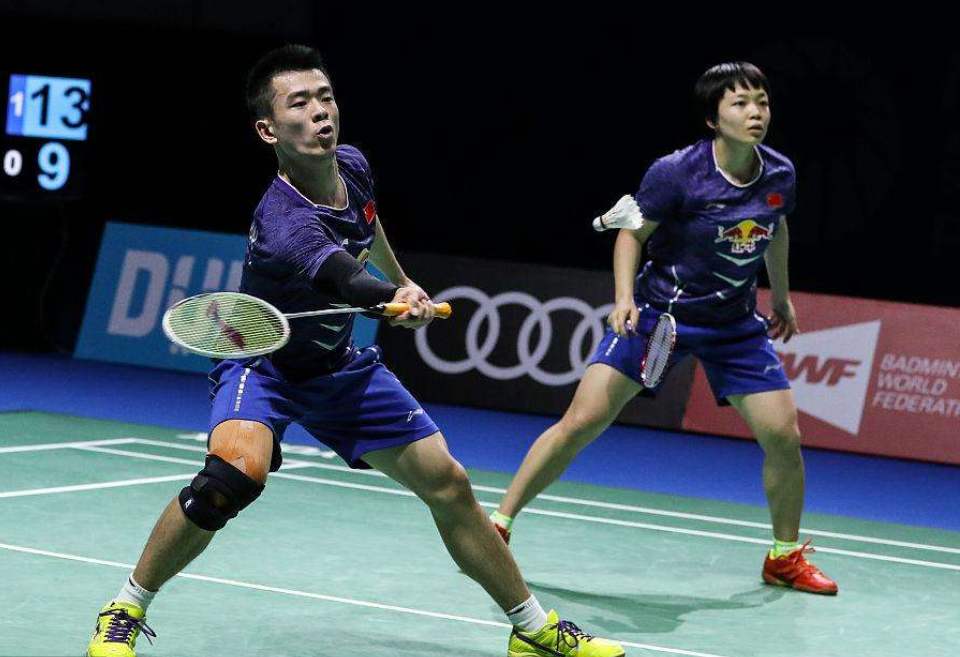 正确领会高远球的发力技巧,后场两点移动高远球步法教学