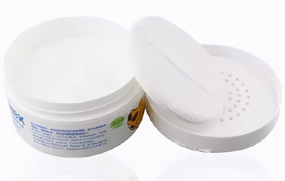 夏季宝宝身上擦爽身粉,宝宝身上痱子痒怎么解决