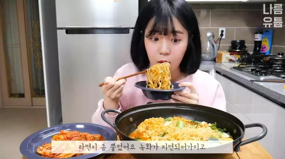 韩国网红活吞整只章鱼,韩国女网红为了博眼球有多拼