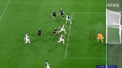 足球下意识手球动作分析,足球的手球规则与最新规则