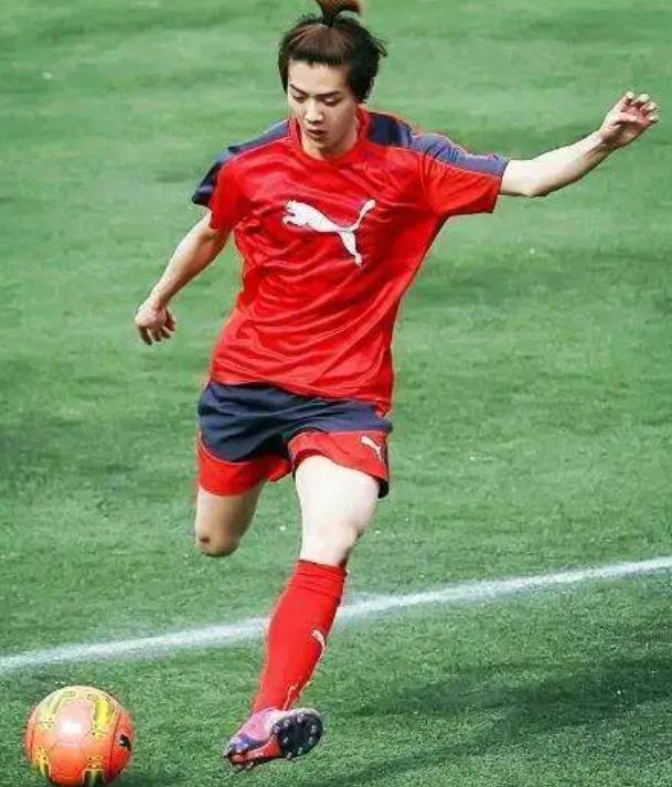 鹿晗与足球合影,鹿晗足球运动员