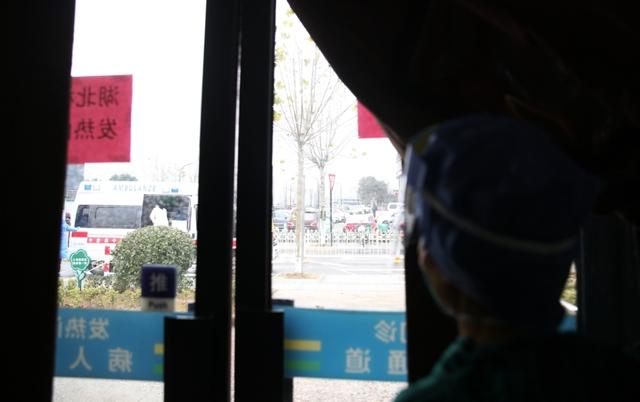 探访隔离病房奋战一线的白衣战士,看望慰问疫情防控一线值守人员