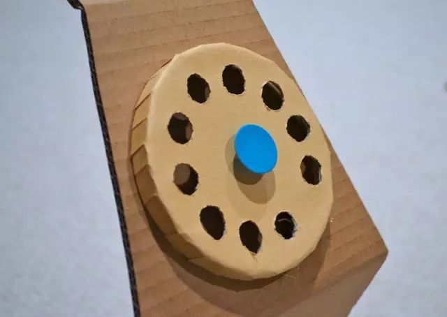 纸箱手工环创作品幼儿,纸箱环创制作大全