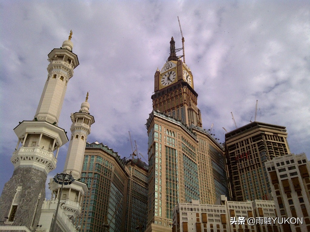 601米的全球最高钟塔：耗资1025亿，25公里外都可见