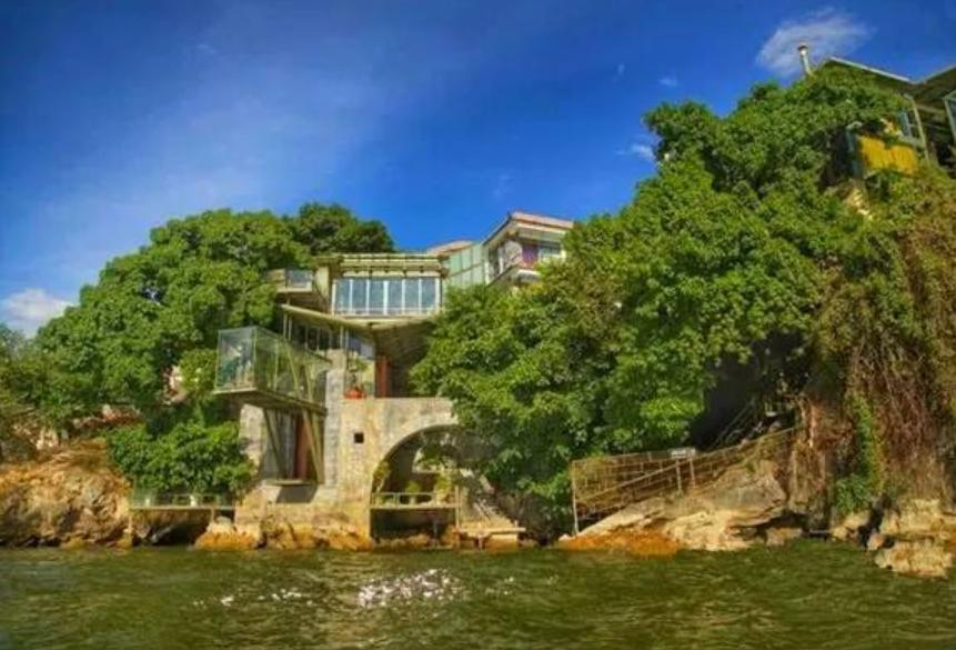 杨丽萍的太阳宫，以前淡季一晚4000元，如今参观要100元买杯咖啡