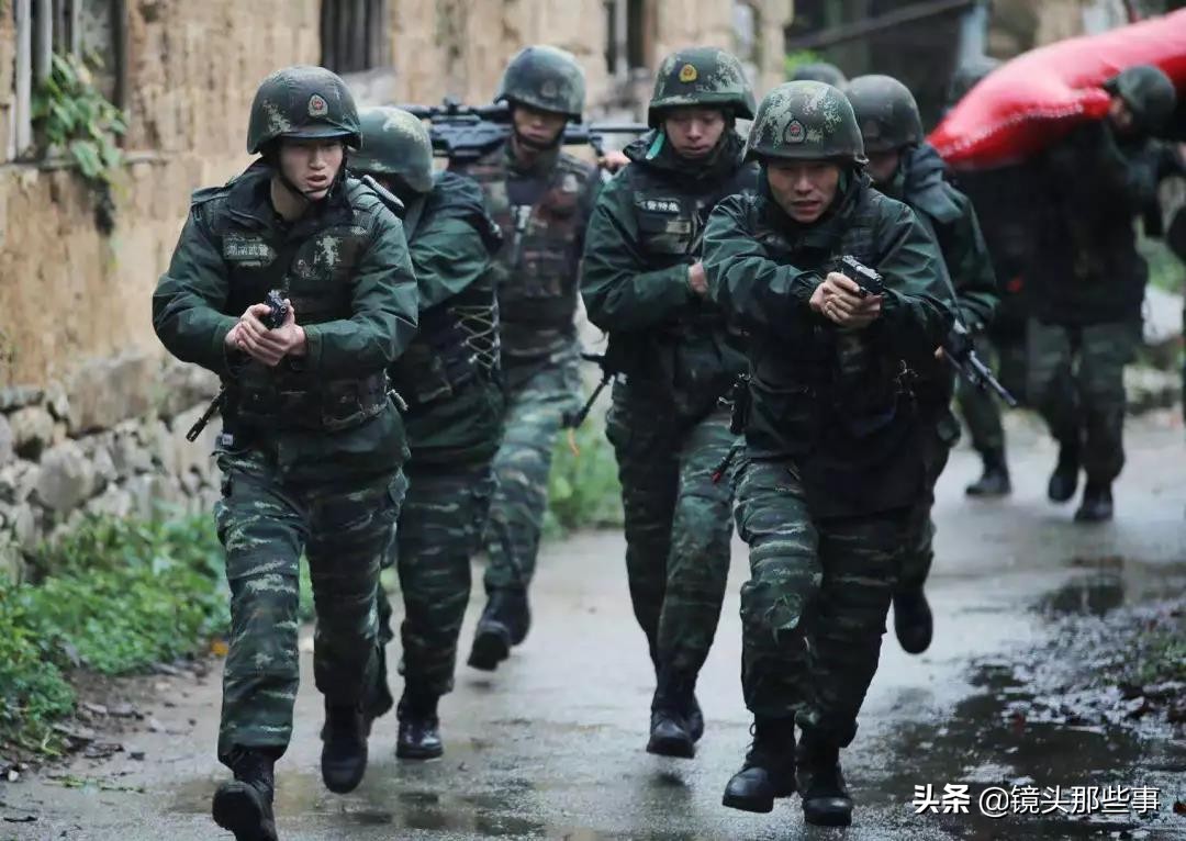 特种兵敬礼动态图,迷彩服军人背面敬礼照片