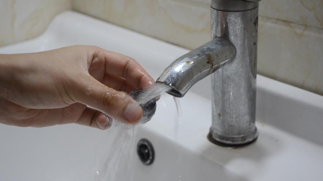 家里水龙头滴水小技巧,水龙头出水教程