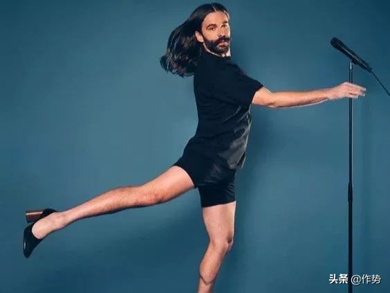 这位大胡子男人，穿起裙子来竟然比女生和还要合适？！