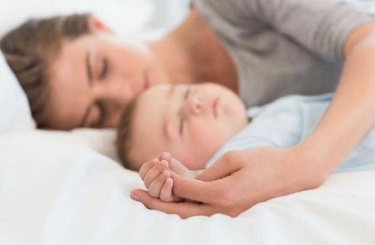 为啥婴儿吃着奶睡着了放下又醒了,为啥宝宝吃母乳睡了一放下又醒了