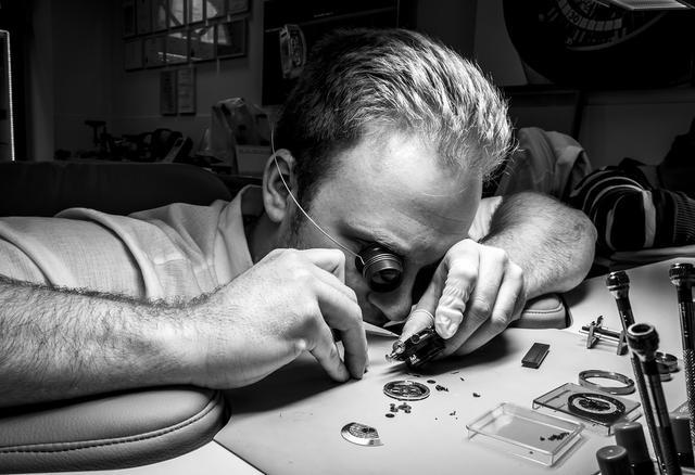 瑞士联合德国截获38吨广州“劳力士”当众碾压无视我国禁令怒了