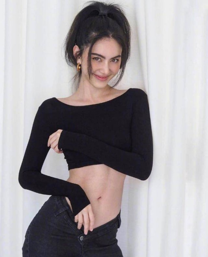 泰国版“杨幂”好性感！穿“深V裤”大秀腹肌，这身材真是爱了