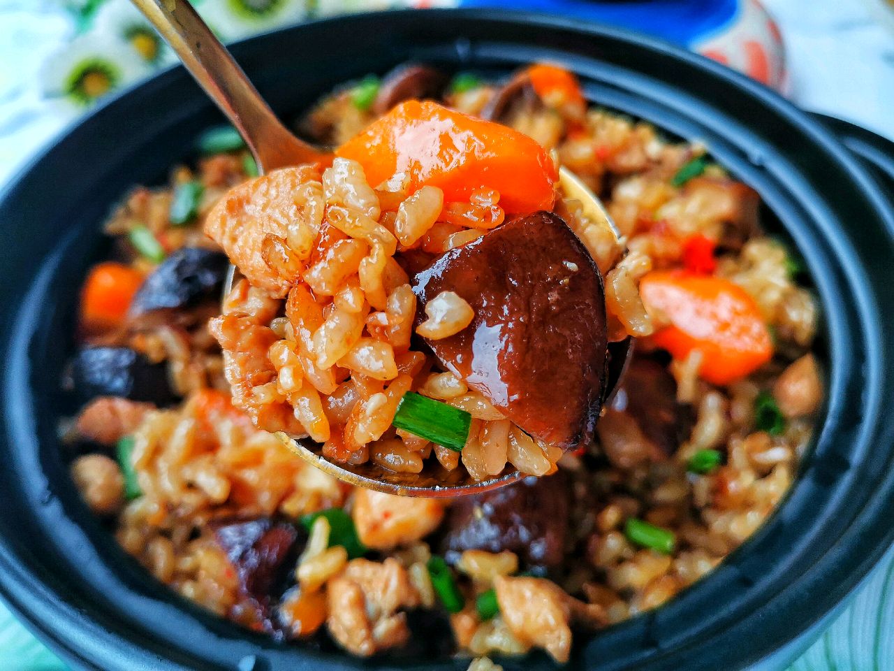 电饭锅香菇鸡丁焖饭,懒人版香菇鸡腿焖饭