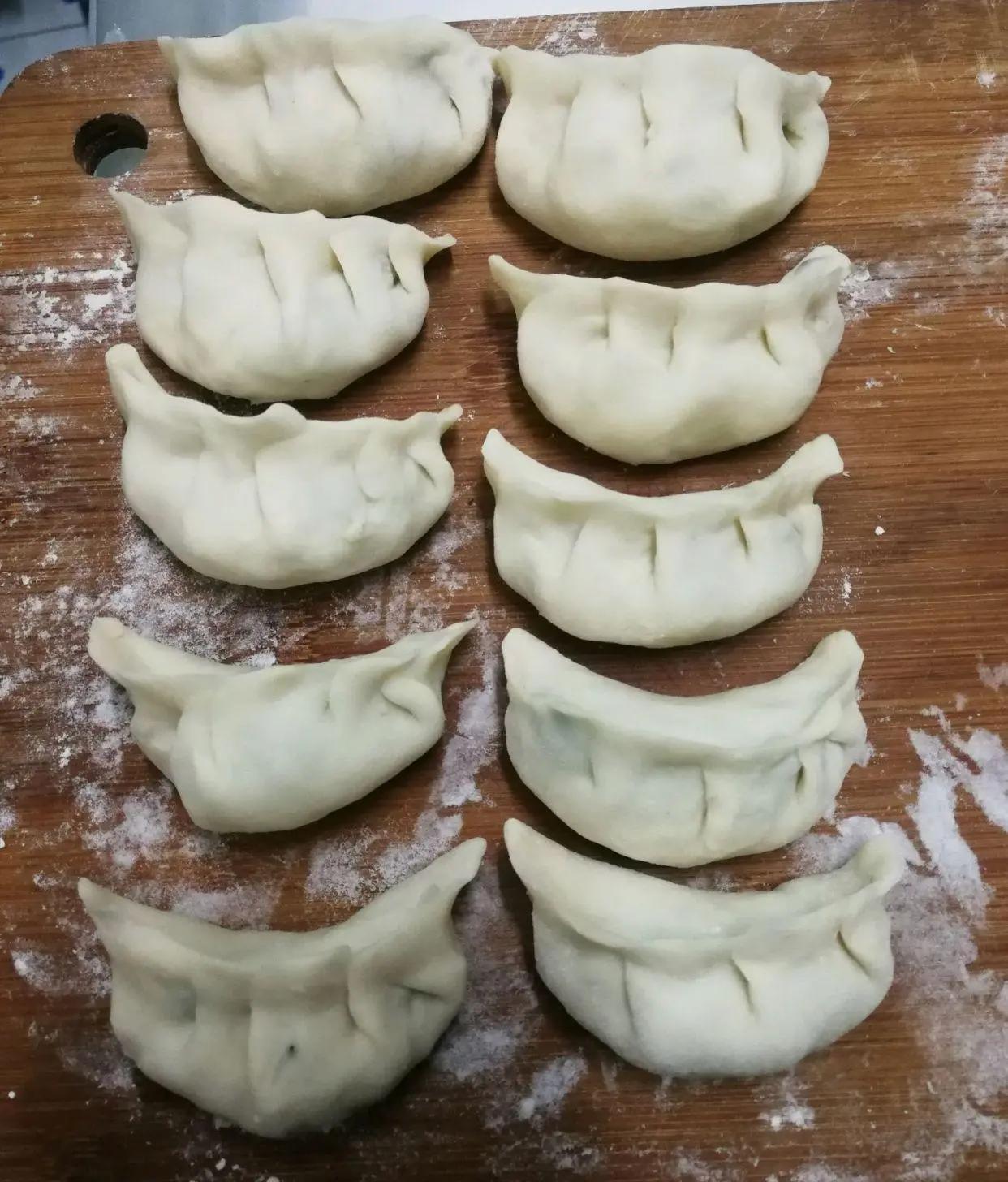 冻的饺子一煮就有裂纹,冻饺子裂纹是什么原因