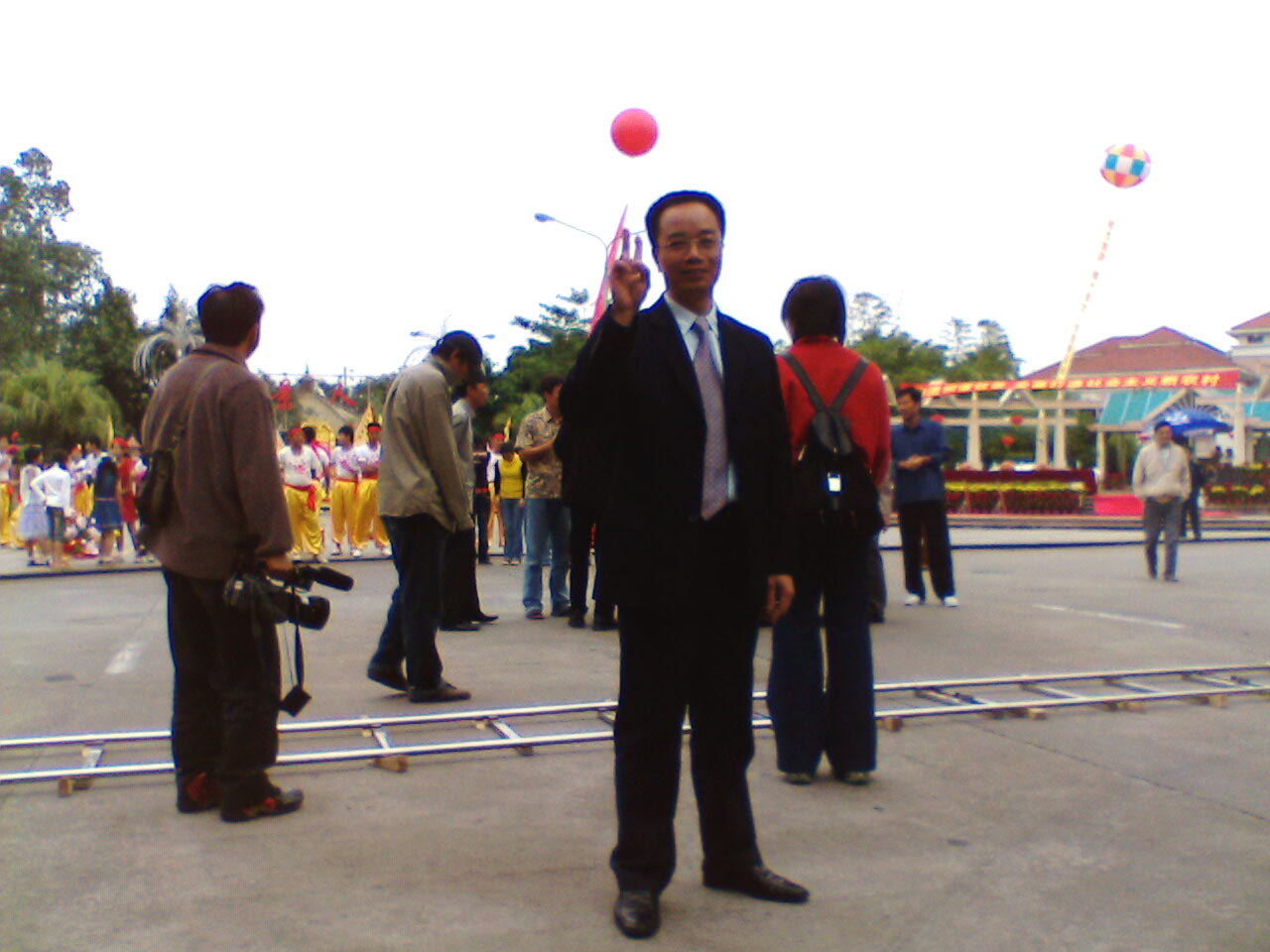 老板和老板娘谈生意,上班和老板娘聊天