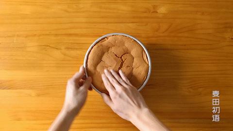 戚风蛋糕要怎么做才不会塌陷,做的戚风蛋糕底部总是凹进去