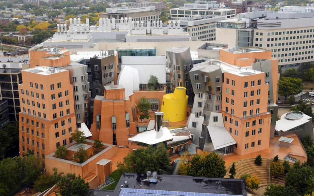 62年前，几个年轻人恶作剧让汽车“飞”上屋顶，学校的反应绝了