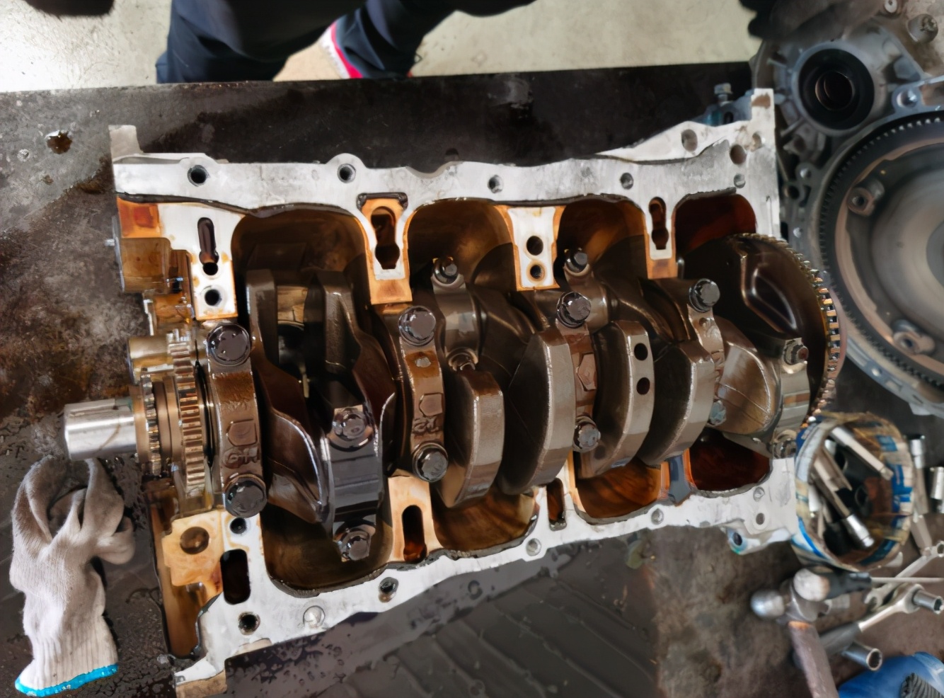 发动机突然爆缸的原因,发动机在什么情况下会爆缸