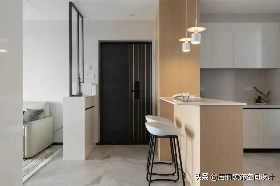 进门鞋柜设计图2022款现代风玄关,一进门就是客厅和餐厅玄关鞋柜