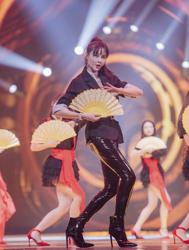 沈梦辰穿皮裤唱芒种完整视频,沈梦辰穿短皮裤和高筒靴鞋