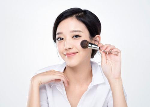 皮肤敏感时期可以化妆吗?做到3防护,天天上妆也没事