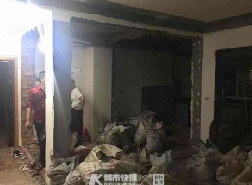 男子砸承重墙,邻居砸承重墙700户