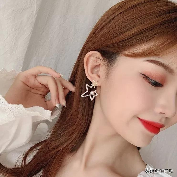 耳环这样戴减龄又显白,短头发戴什么耳环好看百搭