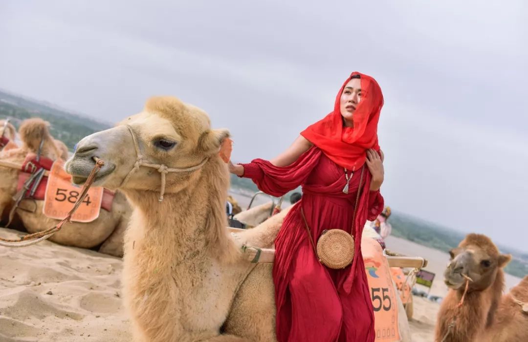 甘肃敦煌什么地方有沙金,敦煌莫高窟在甘肃的什么地方