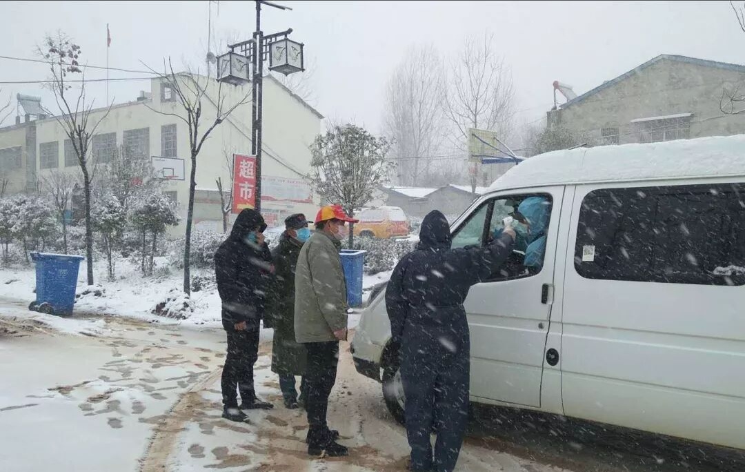 战地实录风雨中坚守只为群众安全,战疫中的坚守者