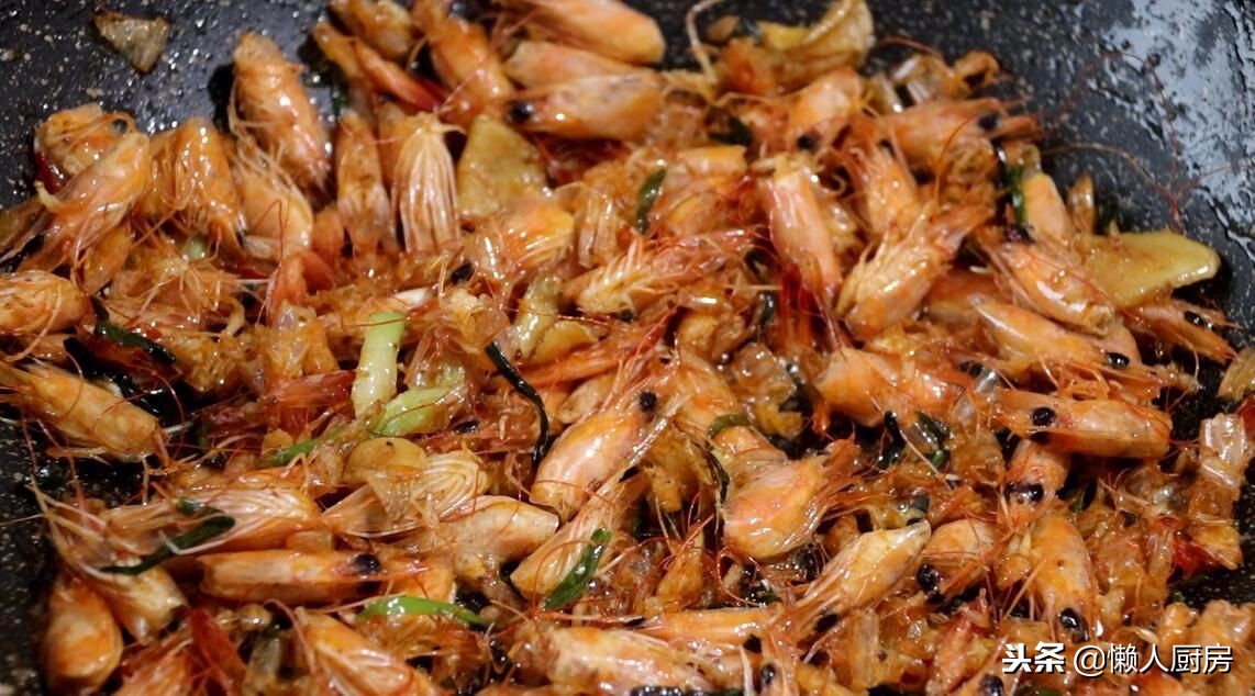 剥完虾仁，壳儿不要扔，这样简单一做，比浓汤宝还鲜，简单又好学