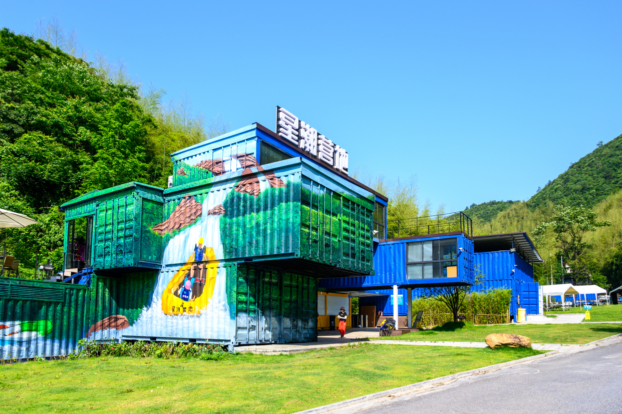 安吉刺激有趣的玻璃漂流，藏在万亩竹海中，堪比过山车般的体验