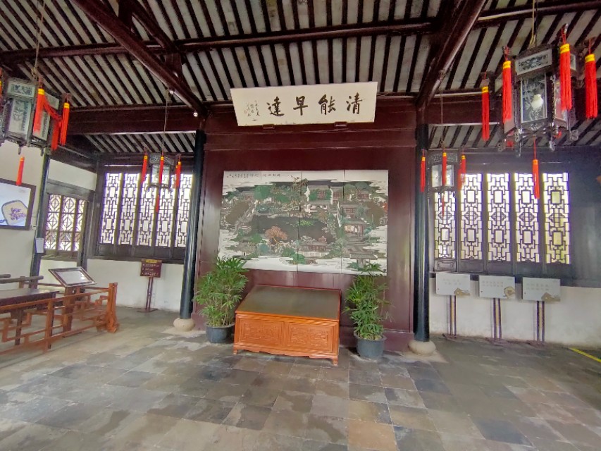 现实和画卷就隔着一扇门的距离，我推开苏州网师园的大门，流泪了