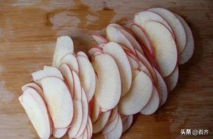 每天吃煮苹果一个月后的变化,每天吃一个煮熟的苹果10天好处